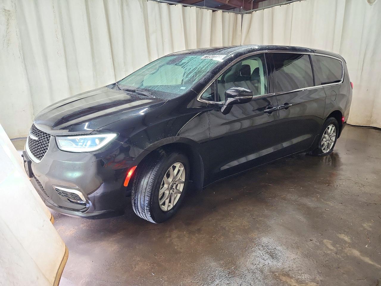 2024 CHRYSLER PACIFICA Touring L — Front 3/4