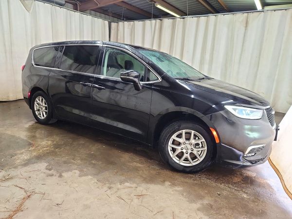 2024 CHRYSLER PACIFICA Touring L — Passenger 3/4