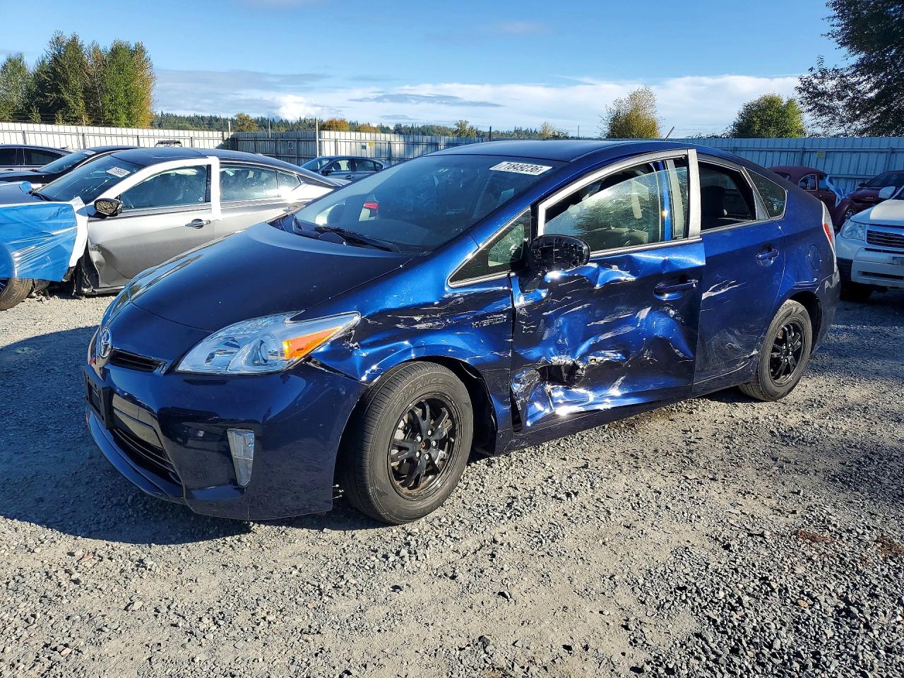 2014 TOYOTA PRIUS — Front 3/4