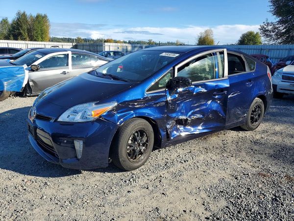 2014 TOYOTA PRIUS — Front 3/4