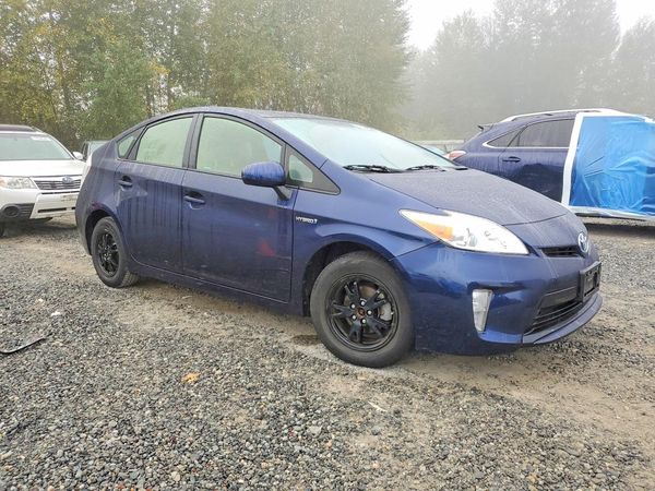 2014 TOYOTA PRIUS — Passenger 3/4