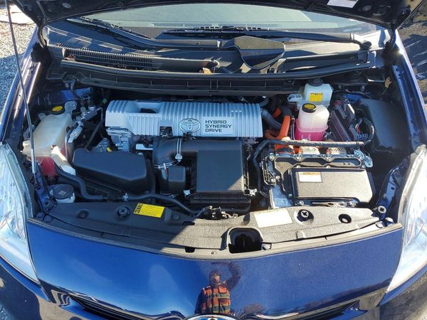 2014 TOYOTA PRIUS — Engine bay