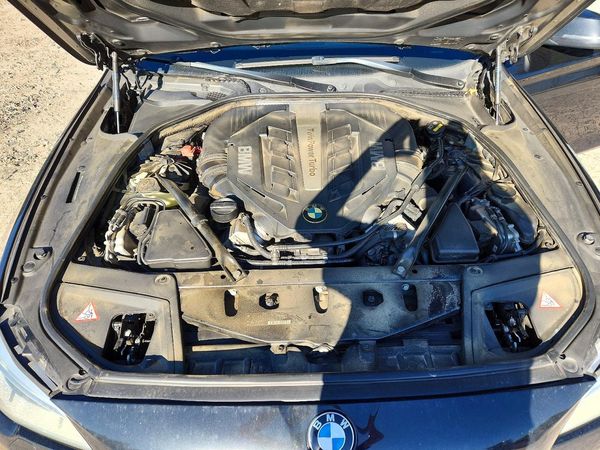 2014 BMW 550 xDrive — Engine bay