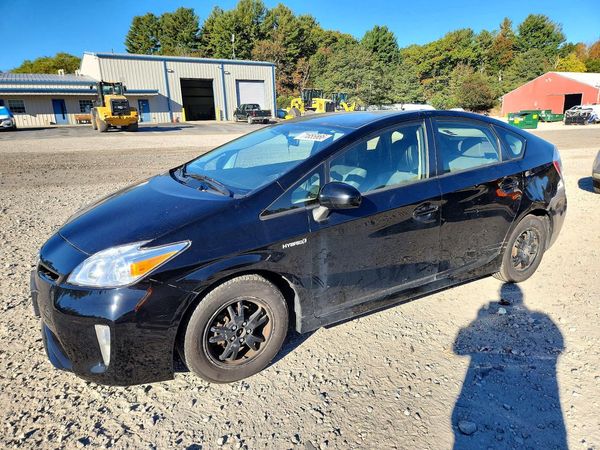2013 TOYOTA PRIUS — Front 3/4
