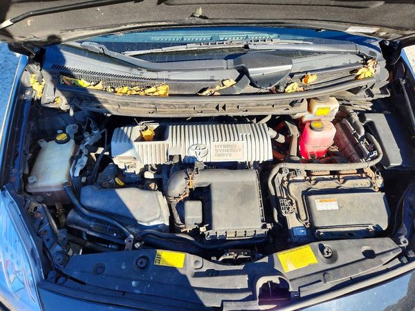 2013 TOYOTA PRIUS — Engine bay