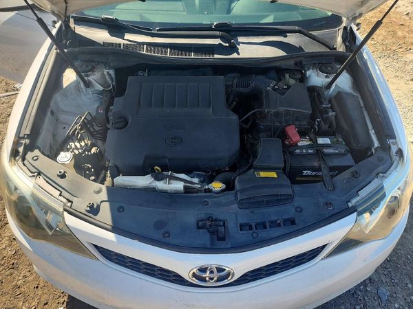 2014 TOYOTA CAMRY — Engine bay