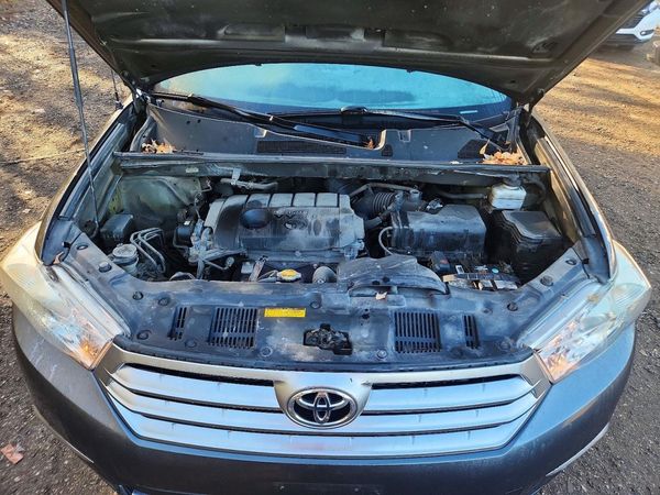 2013 TOYOTA HIGHLANDER Base/Hybrid — Engine bay