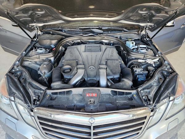 2012 MERCEDES-BENZ E E550 4-MATIC — Engine bay