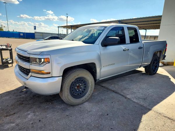 2017 CHEVROLET SILVERADO Custom — Front 3/4
