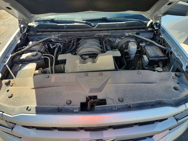 2017 CHEVROLET SILVERADO Custom — Engine bay