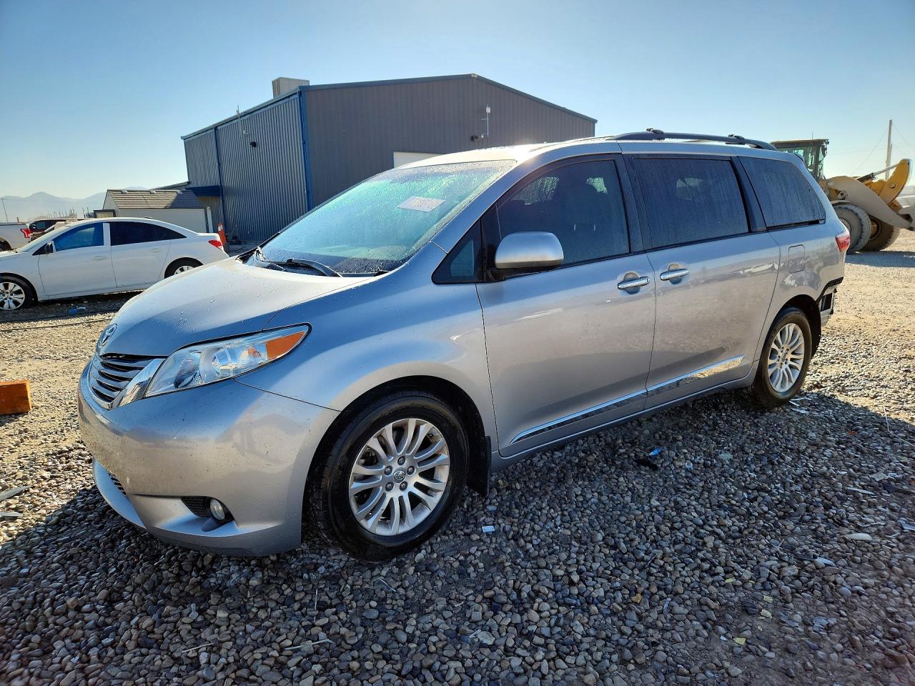 2015 TOYOTA SIENNA — Front 3/4