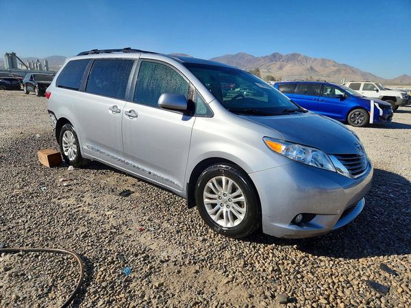 2015 TOYOTA SIENNA — Passenger 3/4
