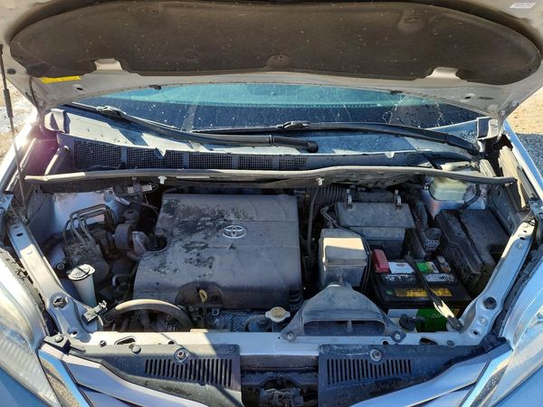 2015 TOYOTA SIENNA — Engine bay