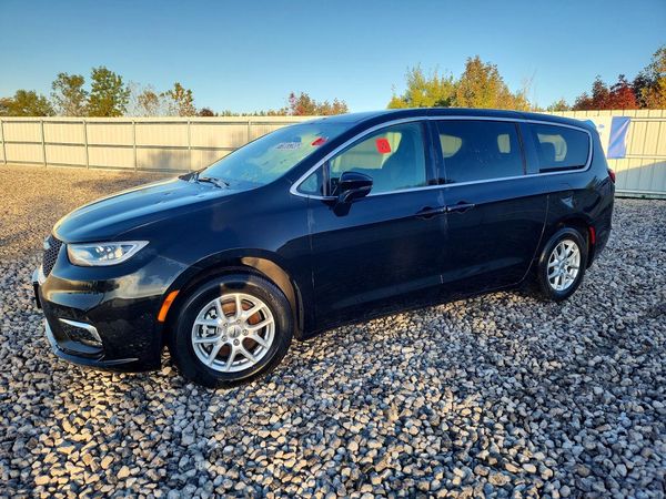 2025 CHRYSLER PACIFICA Select — Front 3/4