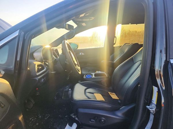 2025 CHRYSLER PACIFICA Select — DENT