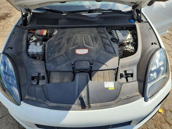 2022 PORSCHE CAYENNE GTS — Engine bay