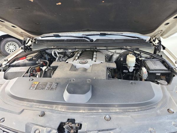 2015 CADILLAC ESCALADE Premium — Engine bay