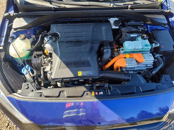 2019 HYUNDAI IONIQ Blue (HEV) — Engine bay