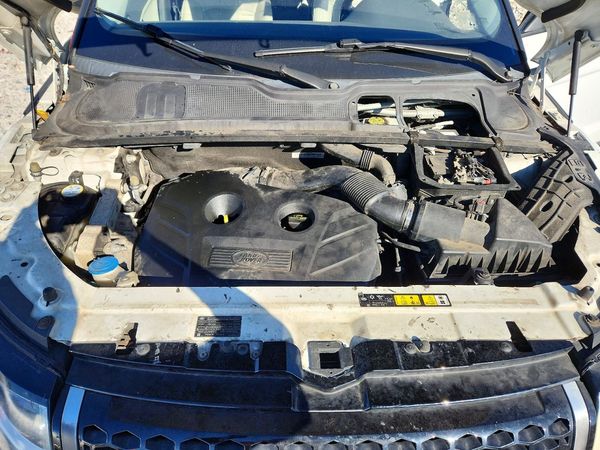 2016 LAND ROVER RANGEROVER SE — Engine bay