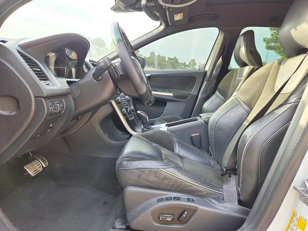 2015 VOLVO XC60 Premier (non R design) — DENT
