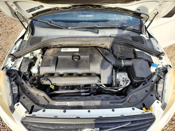 2015 VOLVO XC60 Premier (non R design) — Engine bay