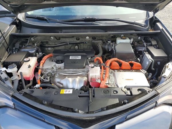 2017 TOYOTA RAV4 Ltd Hybrid — Engine bay