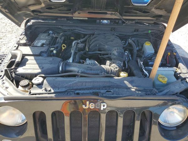 2014 JEEP WRANGLER Rubicon — Engine bay