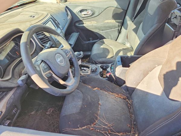 2016 JEEP CHEROKEE Sport — DENT