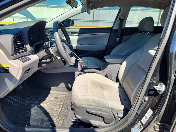 2017 HYUNDAI ELANTRA SE Base — DENT