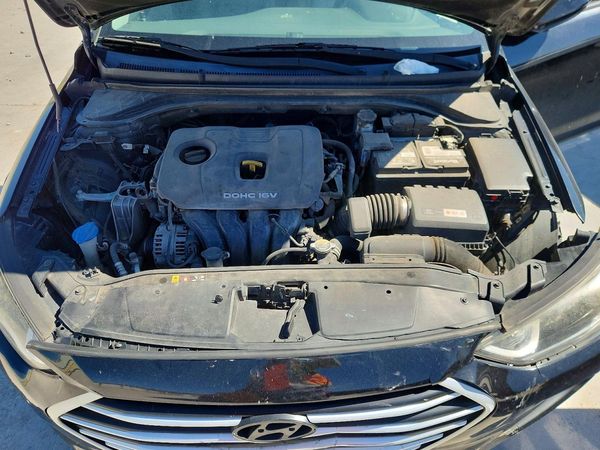 2017 HYUNDAI ELANTRA SE Base — Engine bay