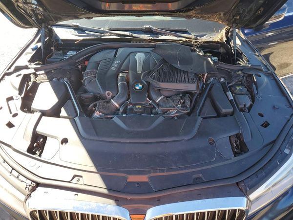 2018 BMW 750 xDrive — Engine bay