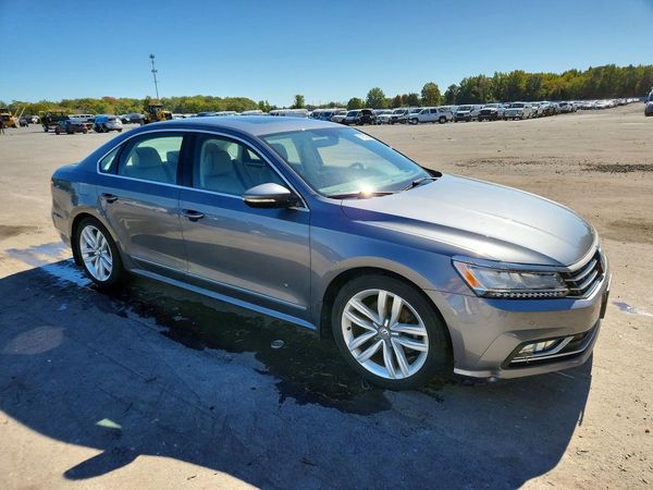 2017 VOLKSWAGEN PASSAT SE — Passenger 3/4