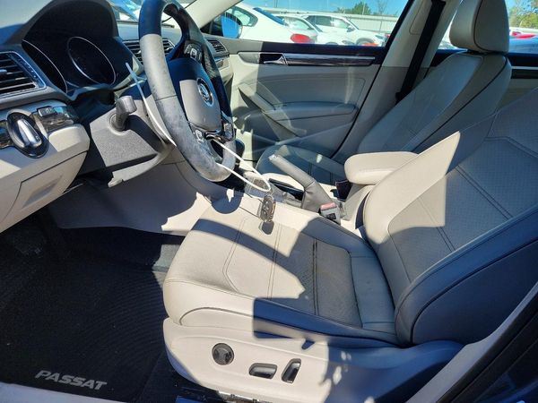 2017 VOLKSWAGEN PASSAT SE — DENT