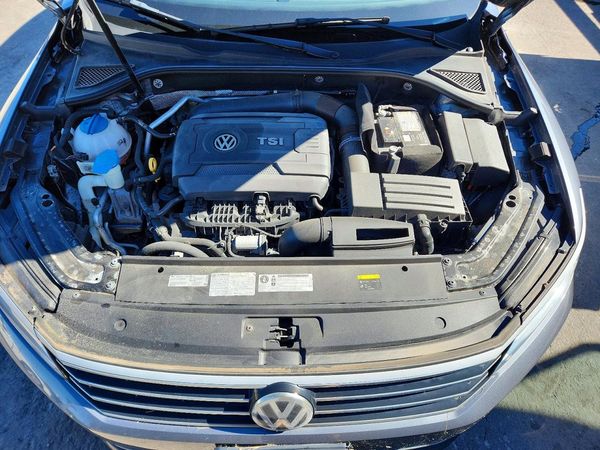 2017 VOLKSWAGEN PASSAT SE — Engine bay