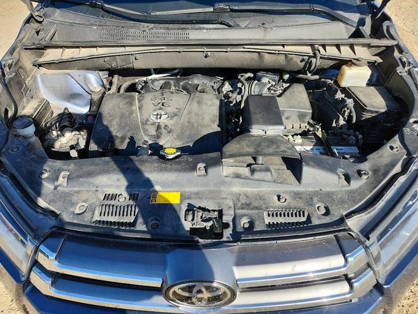 2017 TOYOTA HIGHLANDER Ltd/Ltd Platinum — Engine bay