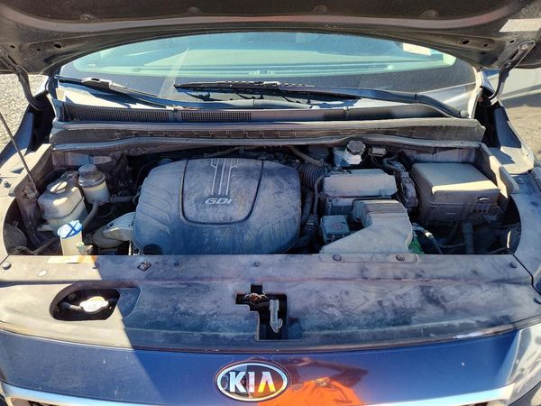 2015 KIA SEDONA GLS - Middle level — Engine bay