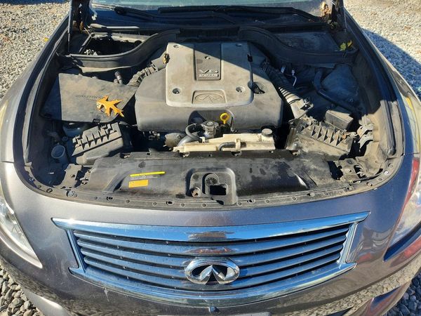 2013 INFINITI G37 — Engine bay