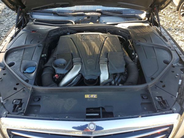 2014 MERCEDES-BENZ S-CLASS S550 — Engine bay