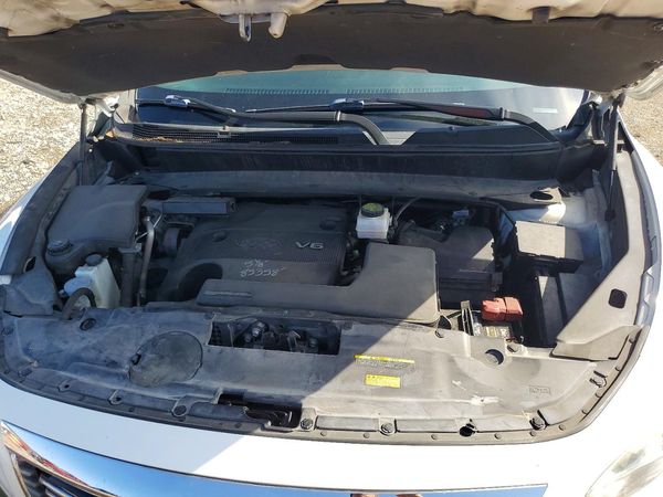 2013 INFINITI JX35 — Engine bay