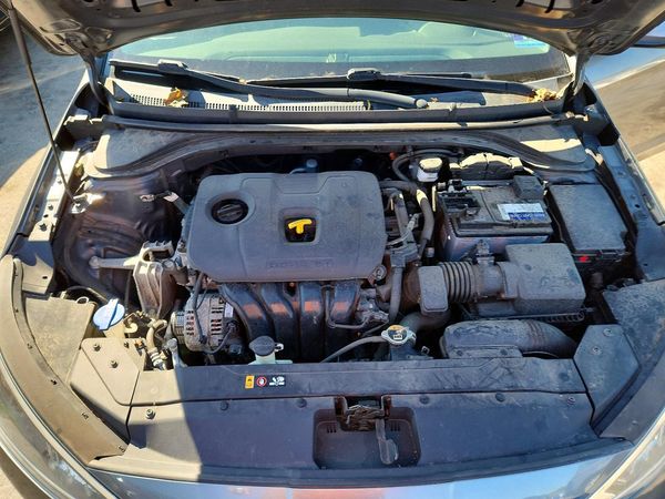 2020 HYUNDAI ELANTRA SE — Engine bay