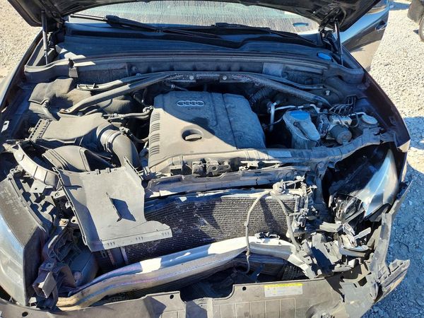 2012 AUDI Q5 Premium Plus — Engine bay