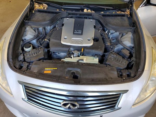 2013 INFINITI G37 — Engine bay