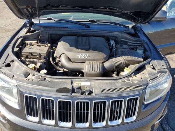 2014 JEEP CHEROKEE Laredo — Engine bay