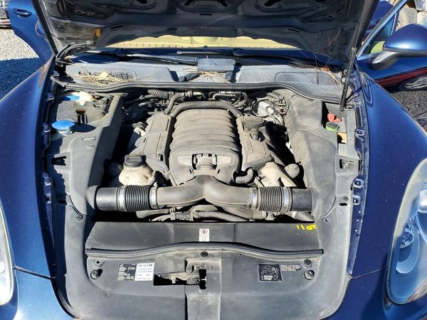 2013 PORSCHE CAYENNE S — Engine bay