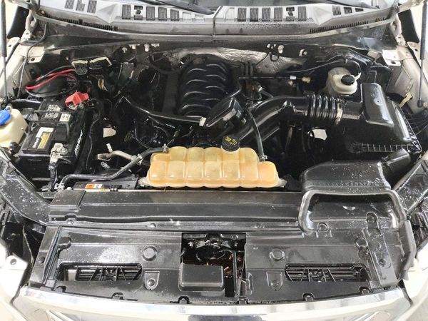 2017 FORD F150 SuperCrew — Engine bay