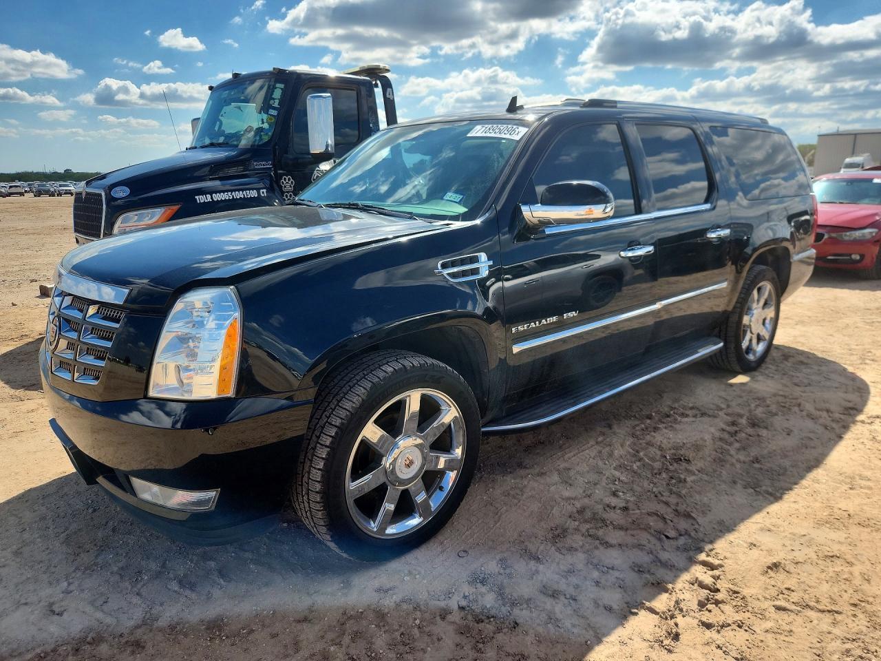 2014 CADILLAC ESCALADE ESV Luxury — Front 3/4