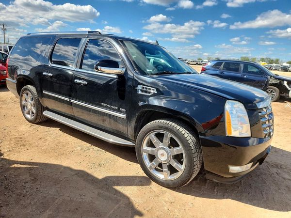 2014 CADILLAC ESCALADE ESV Luxury — Passenger 3/4