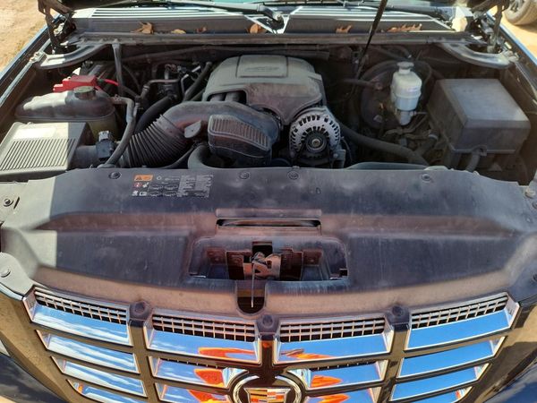 2014 CADILLAC ESCALADE ESV Luxury — Engine bay