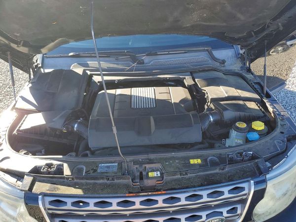 2015 LAND ROVER LR4 Base — Engine bay