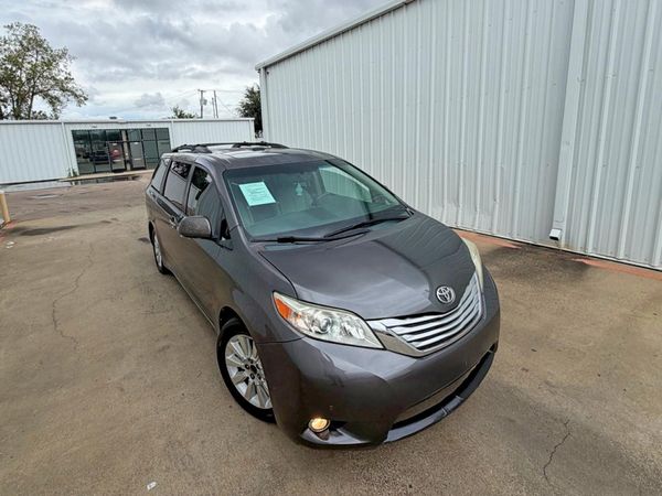 2012 TOYOTA SIENNA